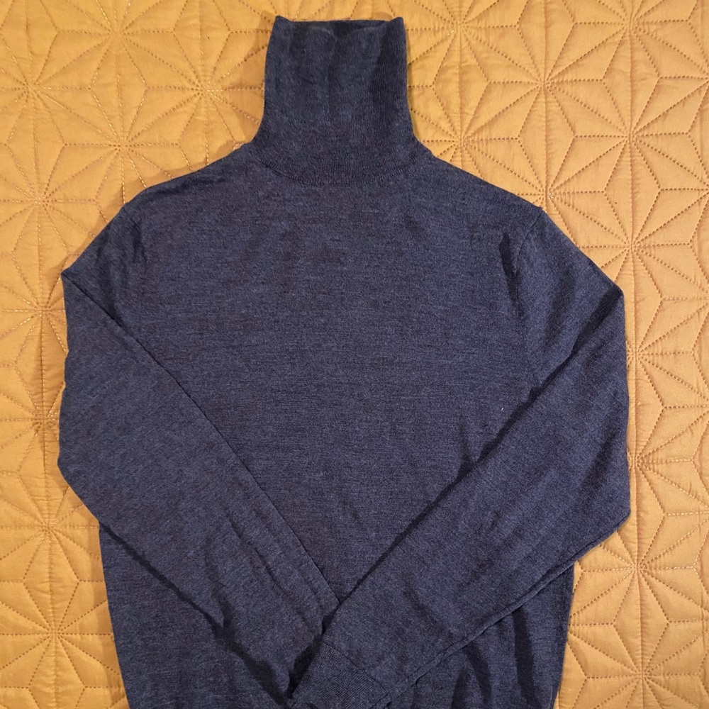 Men’s turtleneck.